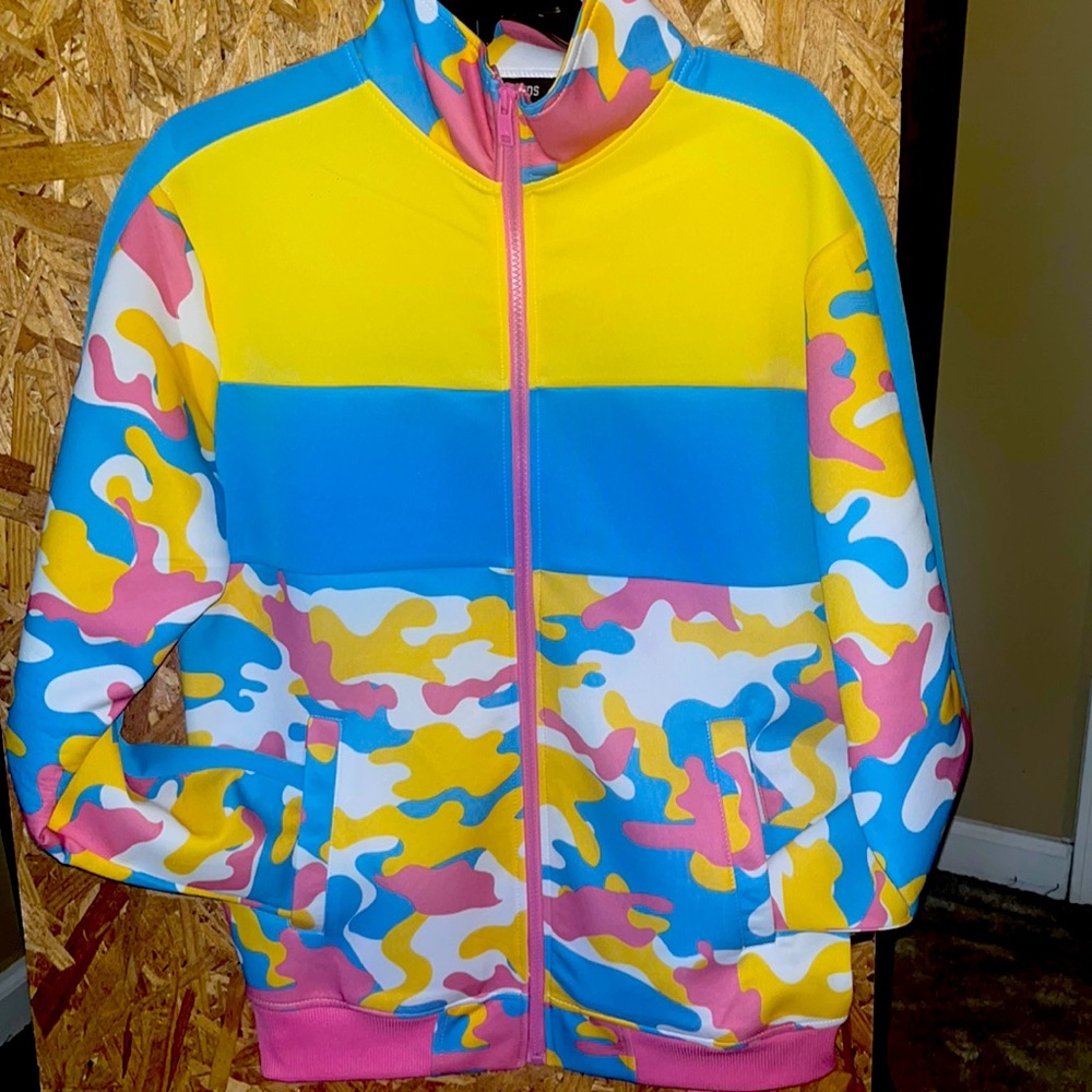 Only worn once! Men’s multi colored full zip jacket. Size small.